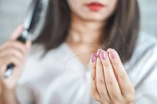 donna perde capelli